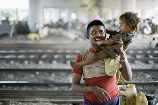 Rag picker Patti Das and his child, Delhi. Photo © Stuart Freedman